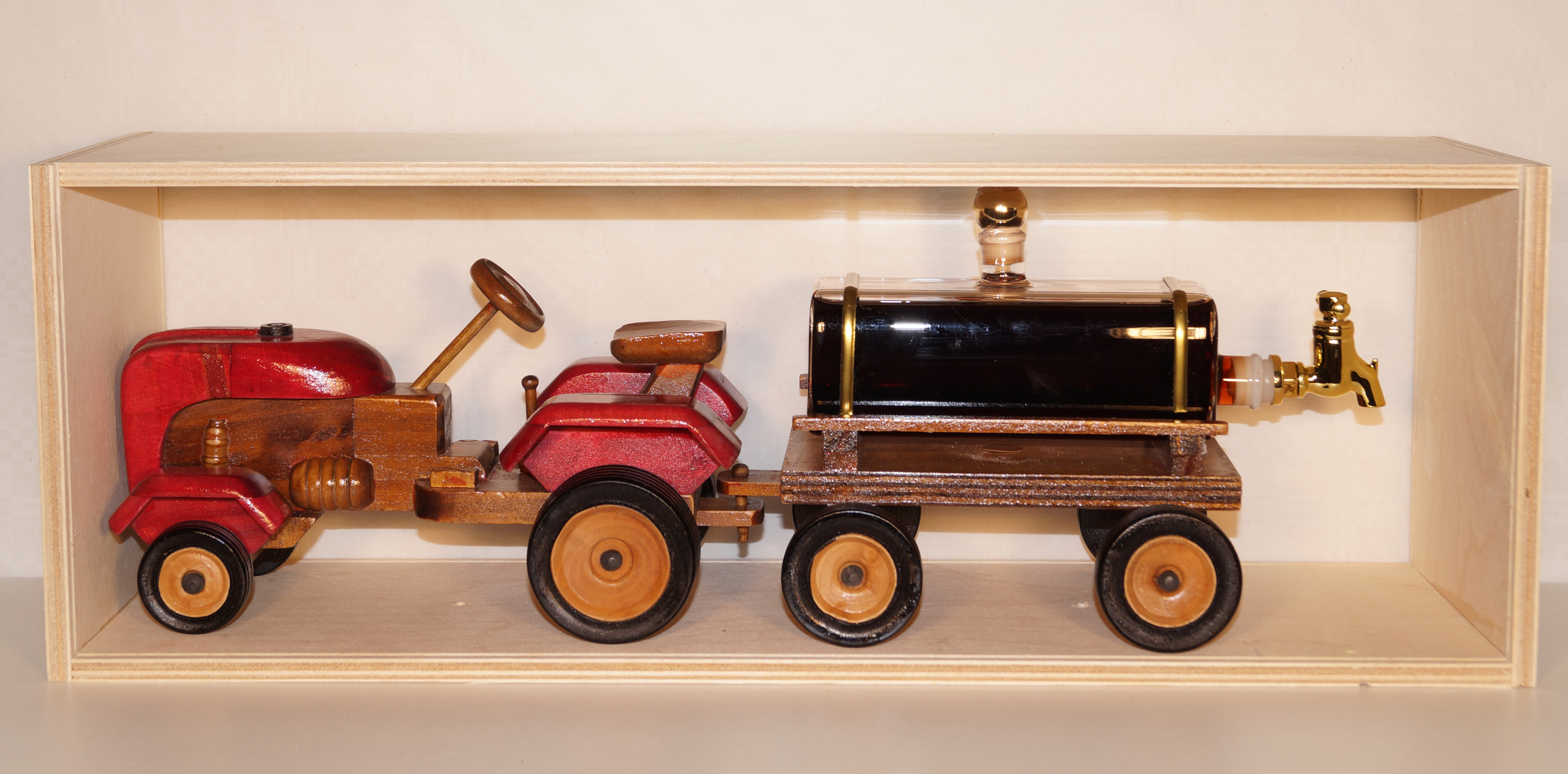 Ave Vitas Organic-HandCraft-Spirits - Oldtimertraktor mit Hänger und ...